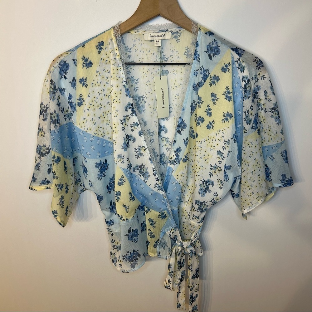 *NWT* Francesca’s Blue and Yellow Jill Floral Wrap Blouse Top, Size Medium - Picture 5 of 11
